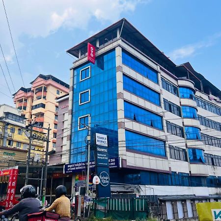 Tower 21 Regency Hotel Kochi Exteriör bild