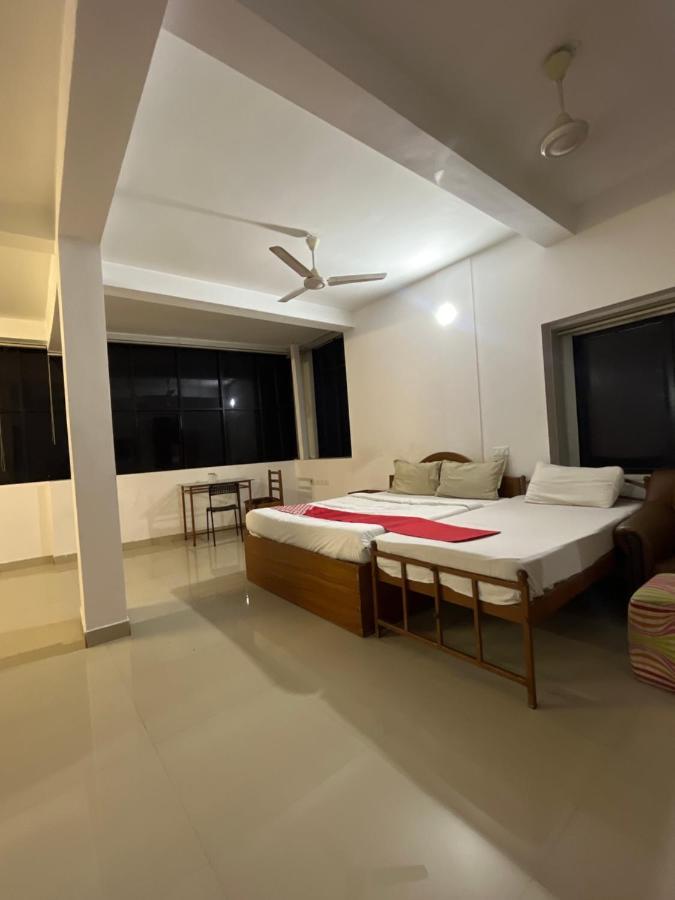 Tower 21 Regency Hotel Kochi Exteriör bild