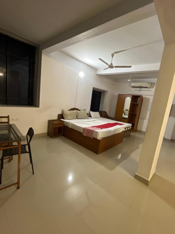 Tower 21 Regency Hotel Kochi Exteriör bild