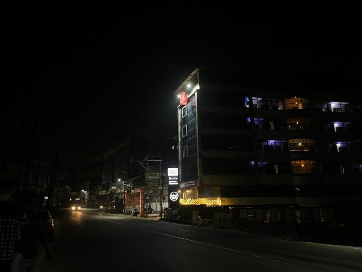 Tower 21 Regency Hotel Kochi Exteriör bild