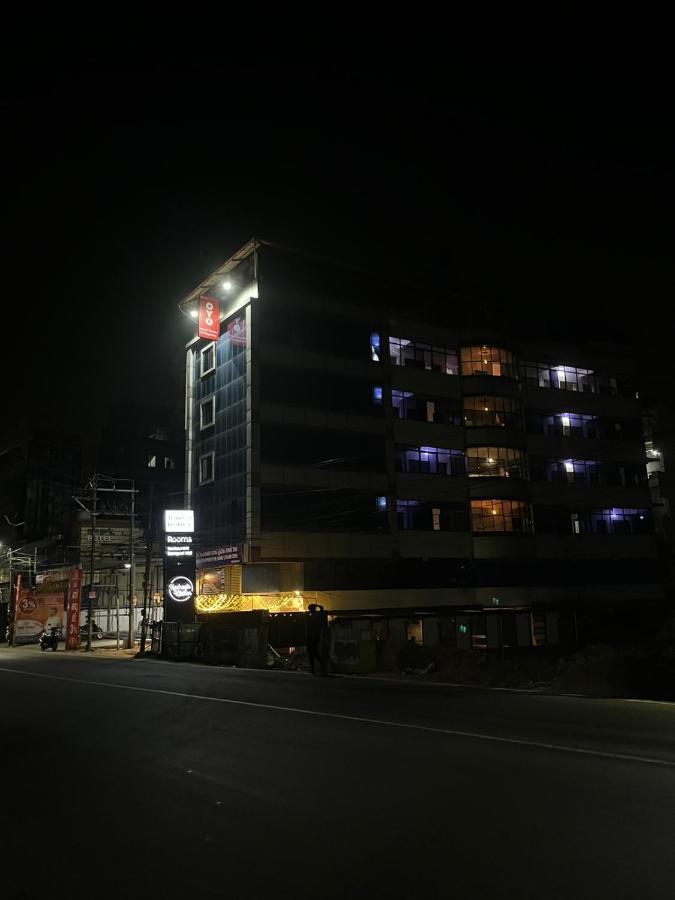 Tower 21 Regency Hotel Kochi Exteriör bild