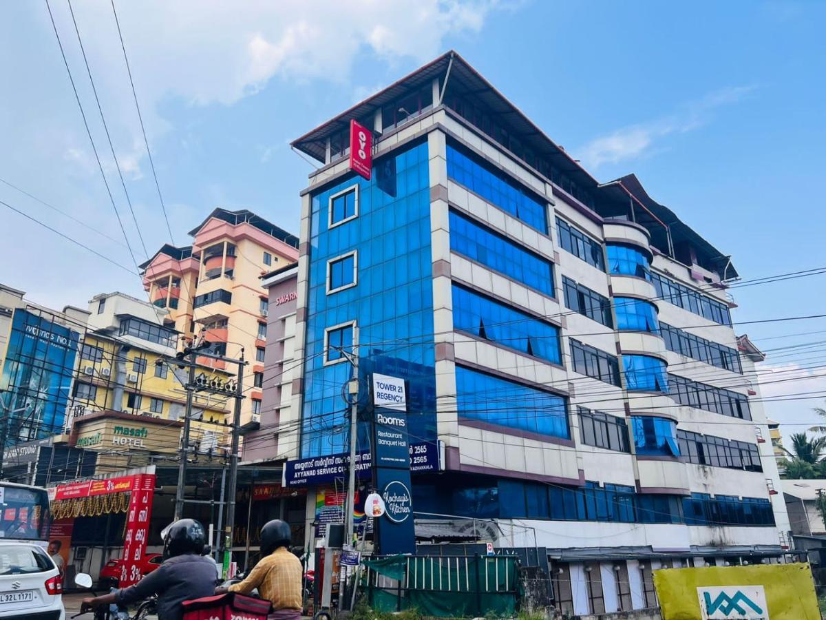 Tower 21 Regency Hotel Kochi Exteriör bild