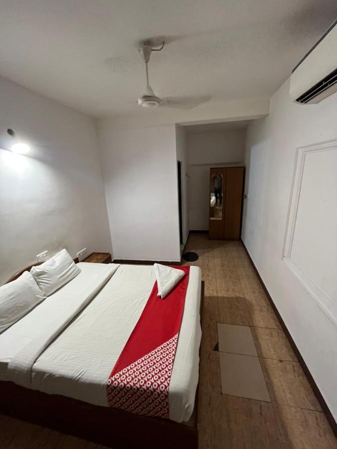 Tower 21 Regency Hotel Kochi Exteriör bild