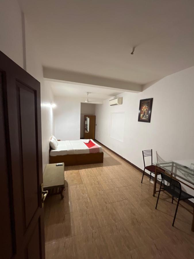 Tower 21 Regency Hotel Kochi Exteriör bild